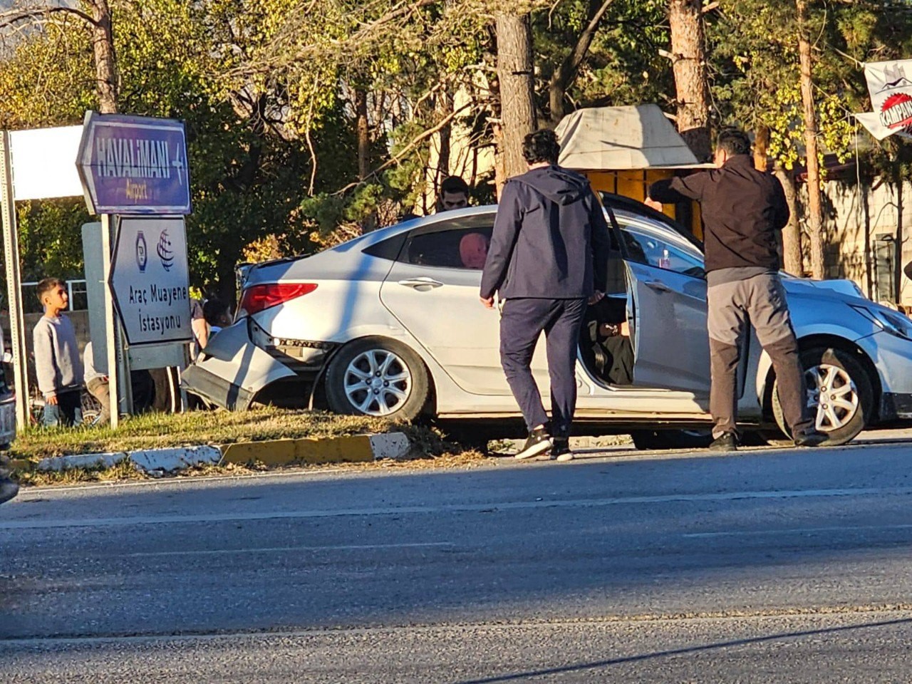 Erzincan&rsquo;da iki otomobil &ccedil;arpıştı: 5 yaralı
