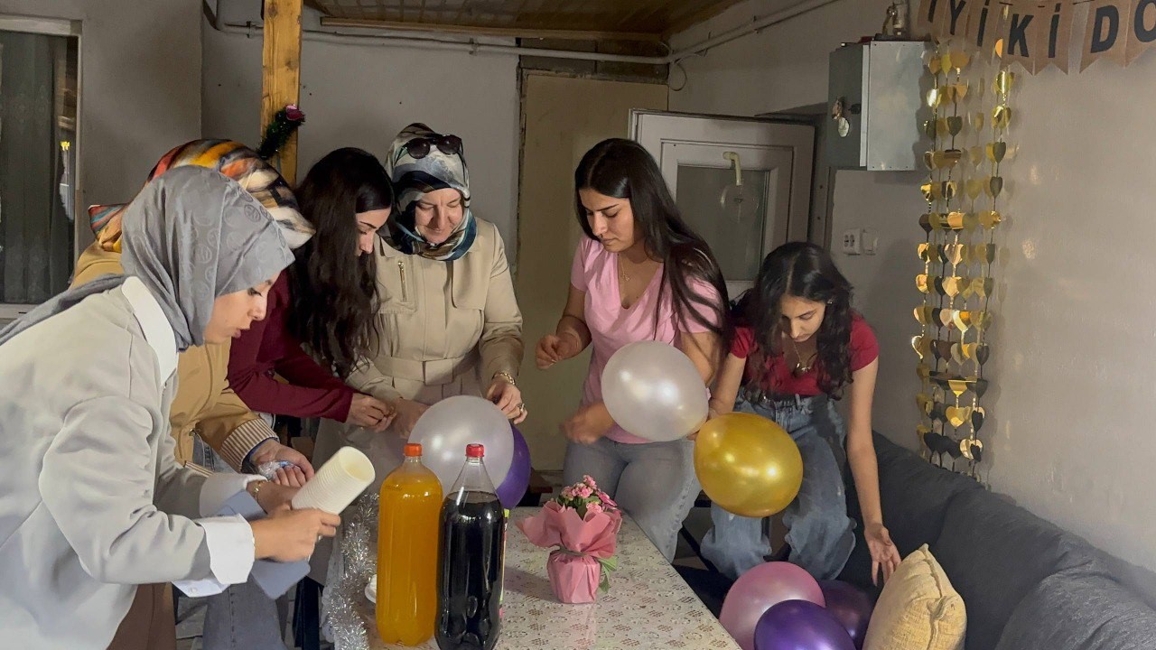 Gen&ccedil;lerden down sendromlu kardeşlere y&uuml;rek ısıtan doğum g&uuml;n&uuml; s&uuml;rprizi
