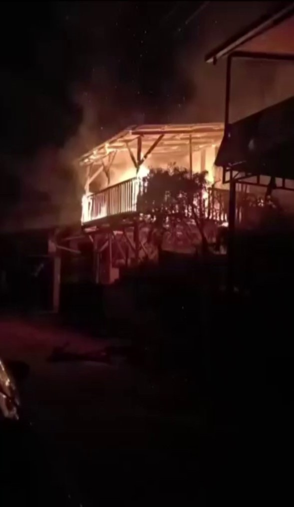 Evleri yangında küle döndü, aile canını zor kurtardı