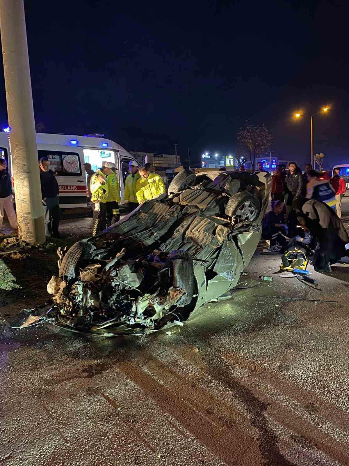 Bolu’da önce refüje ardından elektrik direğine çarpan otomobil tepetaklak oldu: 1 yaralı