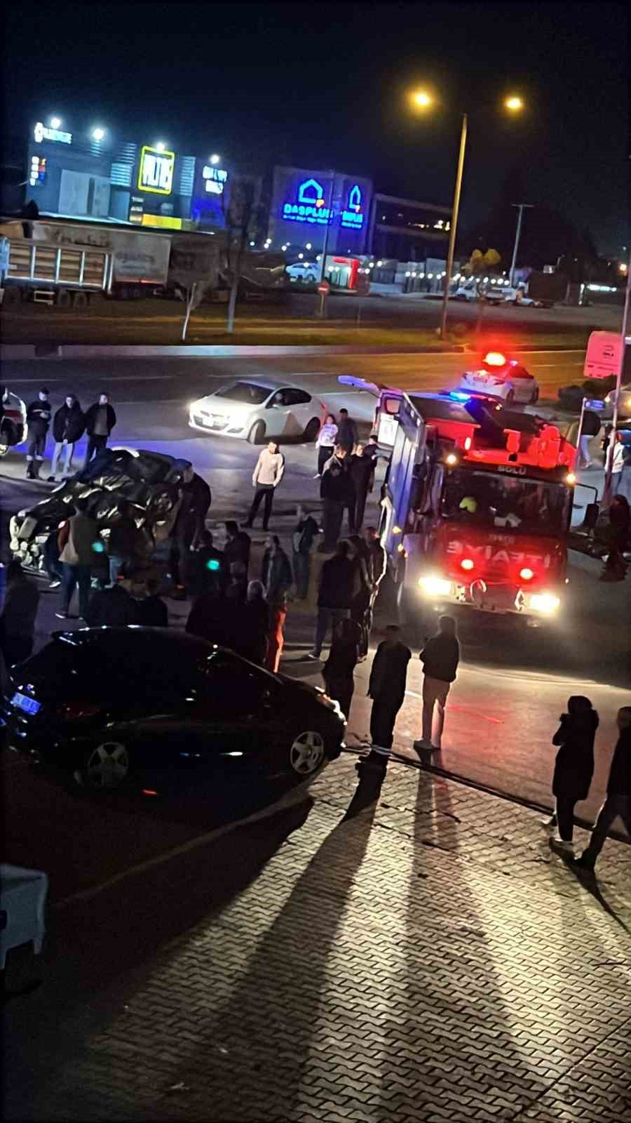 Bolu’da önce refüje ardından elektrik direğine çarpan otomobil tepetaklak oldu: 1 yaralı
