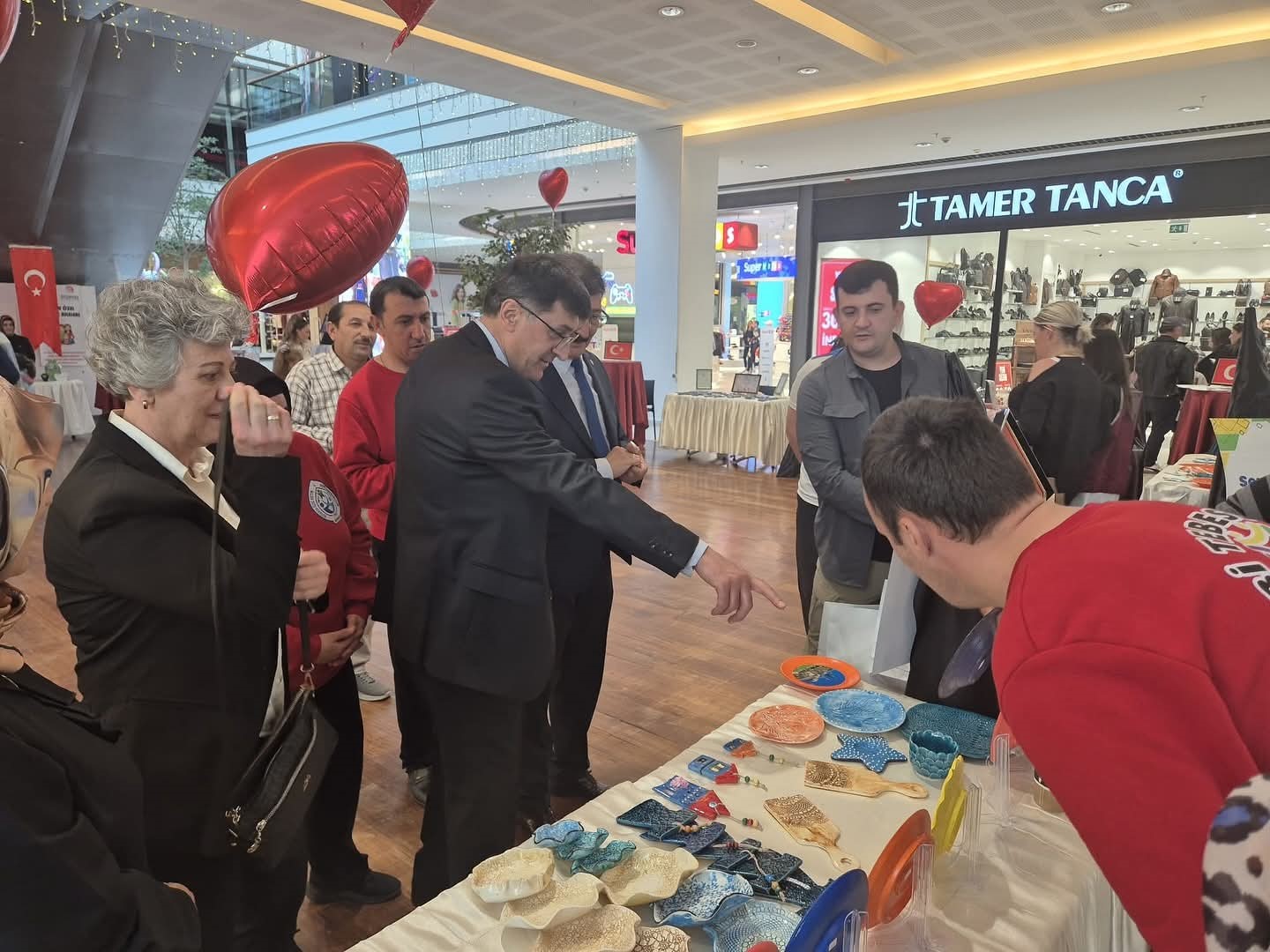 Başkan Kahveci, &ouml;zel &ccedil;ocukların eserlerini inceledi
