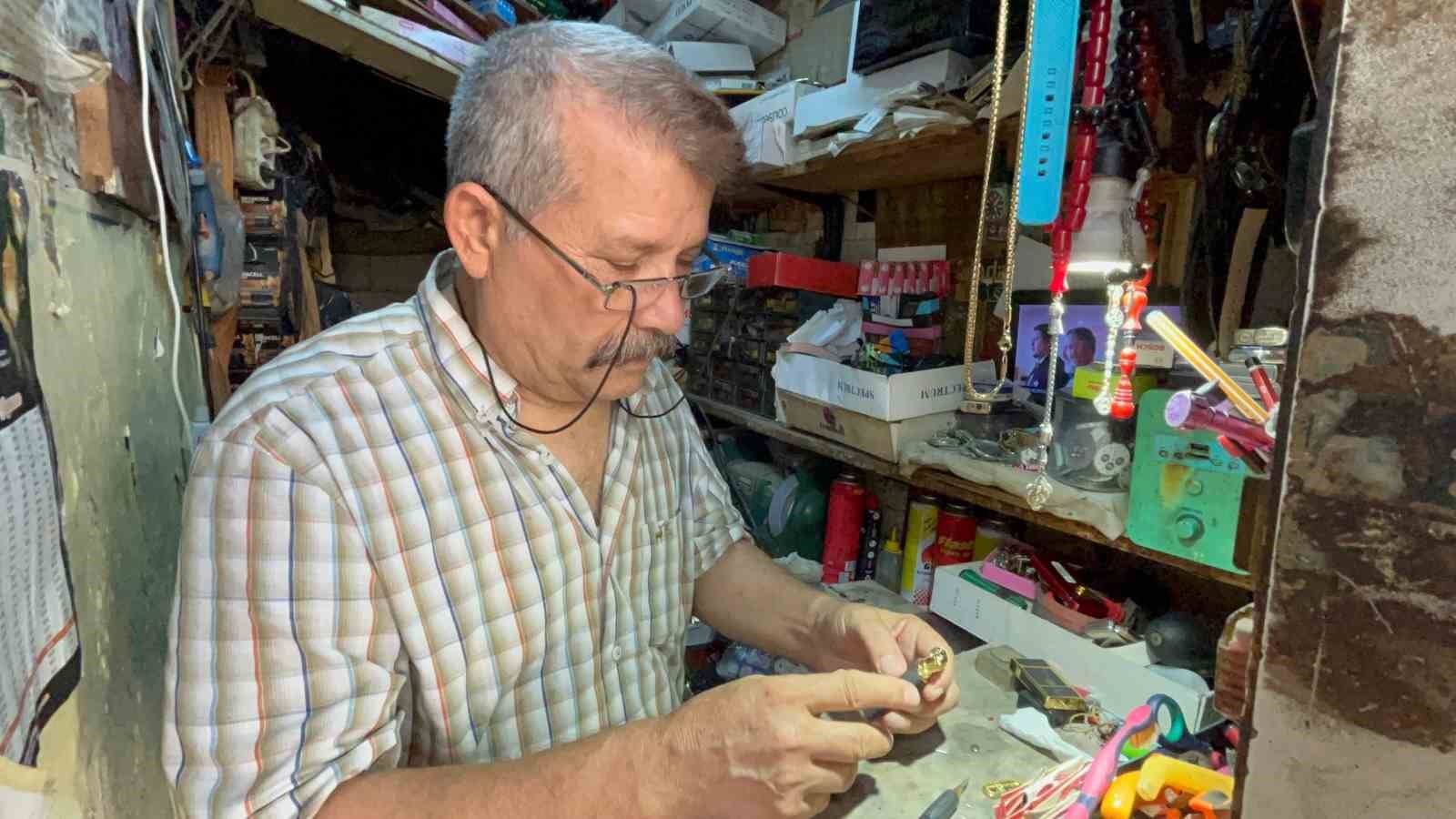 &Ccedil;akmağını tamir ettiği doktorun kendine verdiği "&Ccedil;akmak Doktoru" unvanıyla 40 yıldır ekmek parasını kazanıyor
