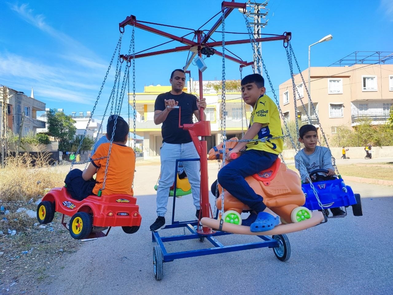 Kendi çocukken hiç binmedi: Mahalle mahalle gezerek çocukları dönme dolabına bindiriyor 