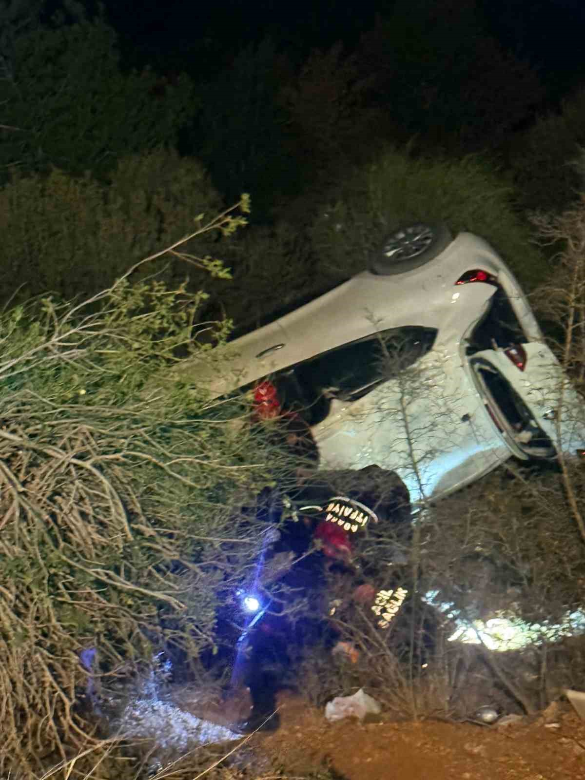 Otomobil devrildi: Sürücü halat yardımıyla kurtarıldı