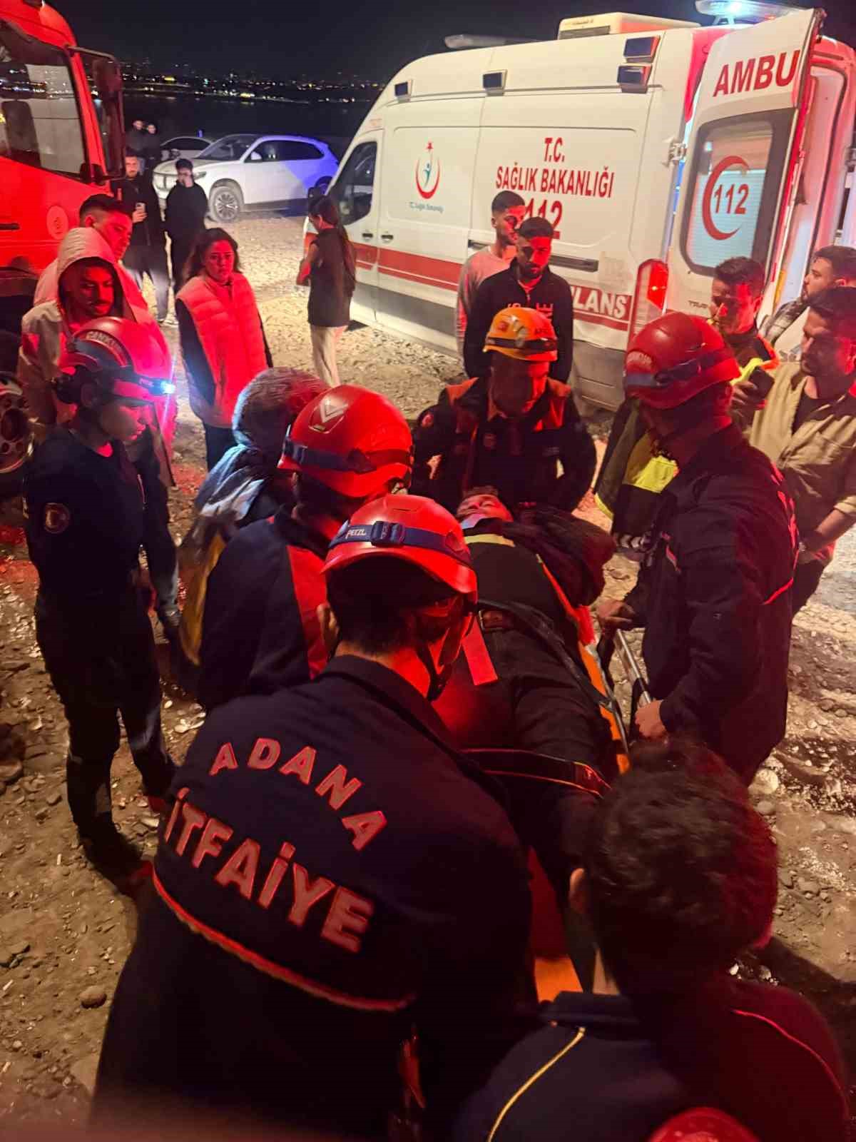 Otomobil devrildi: Sürücü halat yardımıyla kurtarıldı
