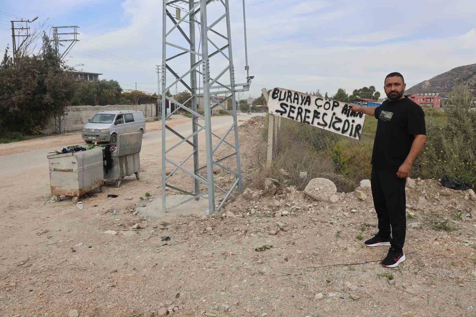 Evinin yanındaki araziye çöp atanlardan bıktı, çözümü "Buraya çöp atan şerefsizdir" yazısıyla buldu