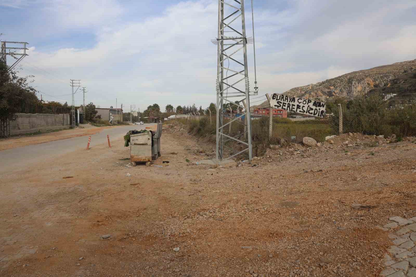 Evinin yanındaki araziye çöp atanlardan bıktı, çözümü "Buraya çöp atan şerefsizdir" yazısıyla buldu