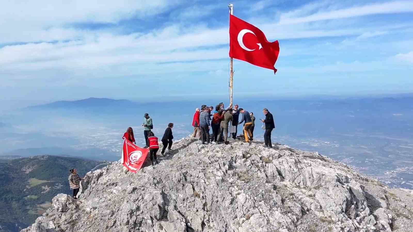 Görme engelliler Spil Dağı zirvesinde bayrak değiştirdi
