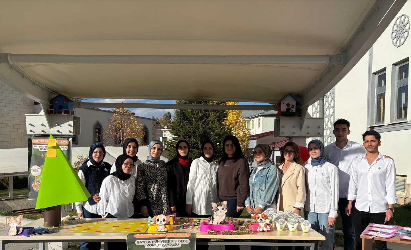 Üniversite öğrencilerinden ’Bir Kap Su, Bir Kap Sevgi’ farkındalık etkinliği