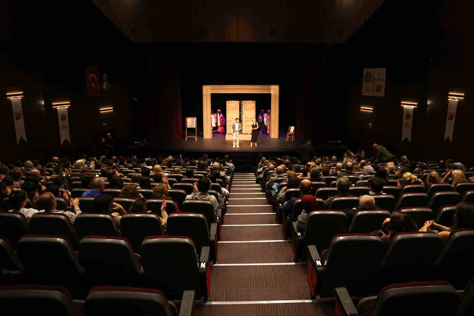 Mersin’in ’Eyvah Nadir’ oyunu İstanbul’da beğeni topladı