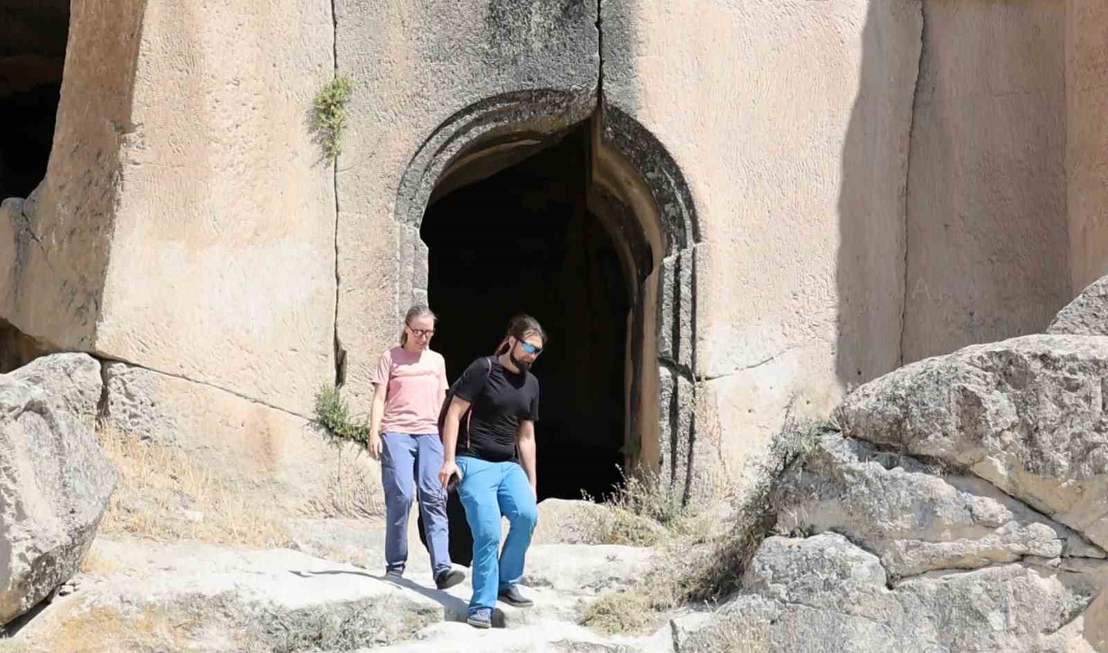Roma ve Bizans’ın izlerini taşıyan Manastır Vadisi ziyaretçilerin ilgi odağı