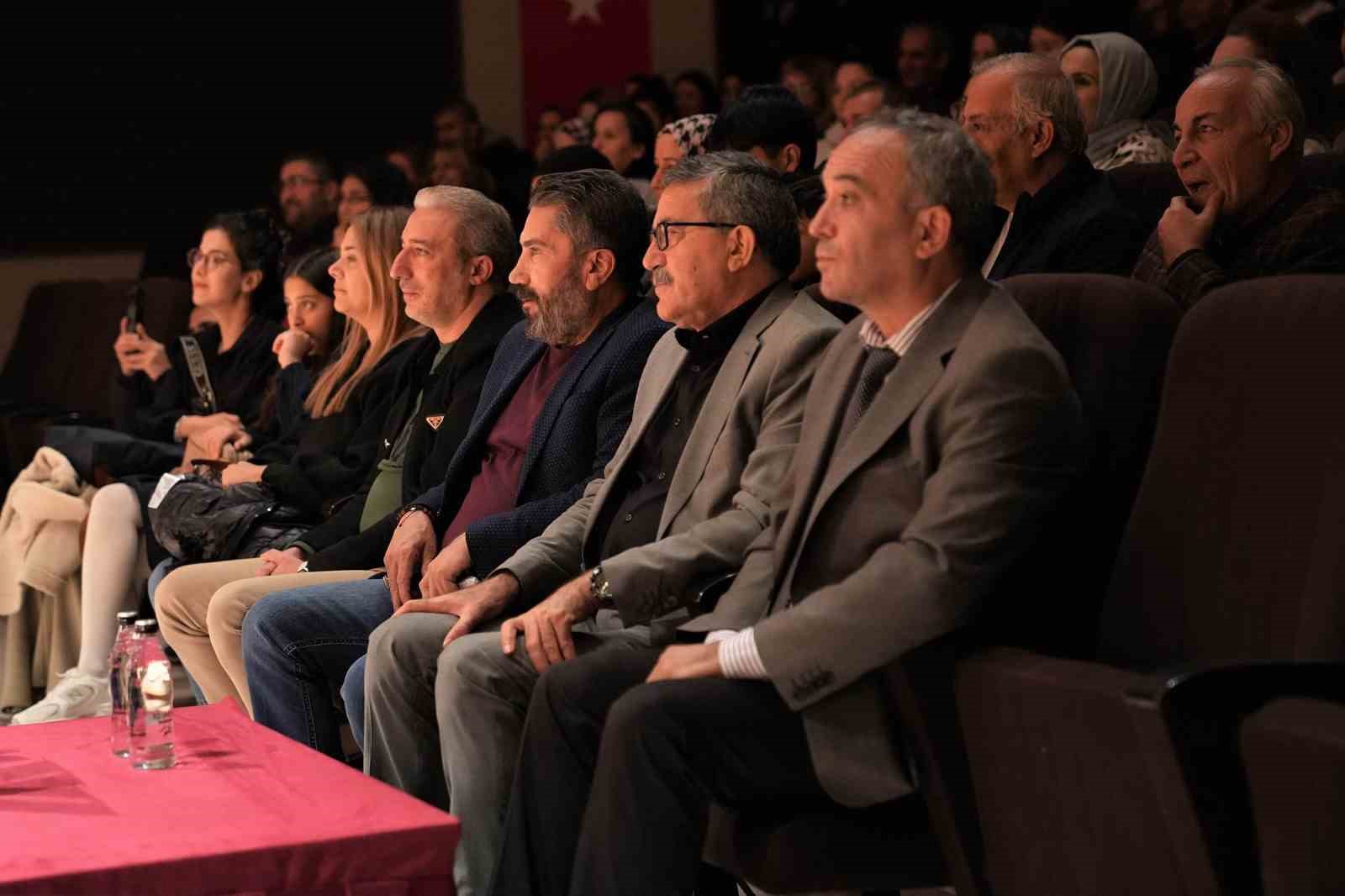 Keçiören’de "Babam Geri Döndü" isimli tiyatro oyununa büyük ilgi