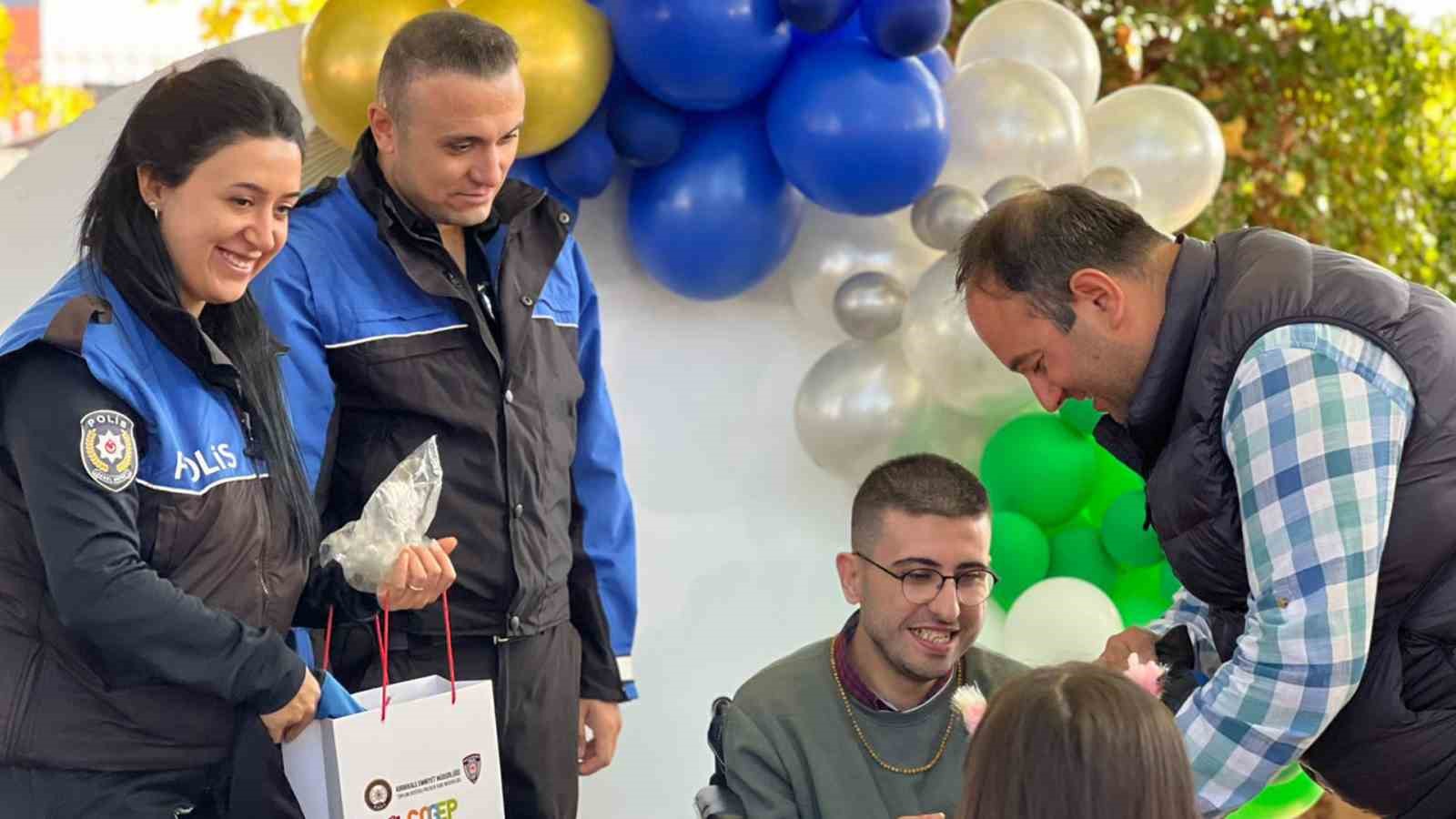 Polislerden cam kemik hastası Buğra&rsquo;ya davullu, zurnalı doğum g&uuml;n&uuml;
