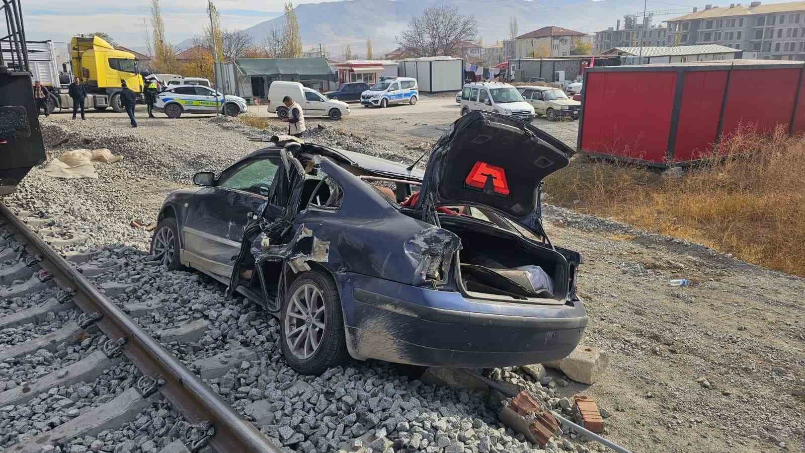 Malatya&rsquo;da y&uuml;k treni otomobil ile &ccedil;arpıştı
