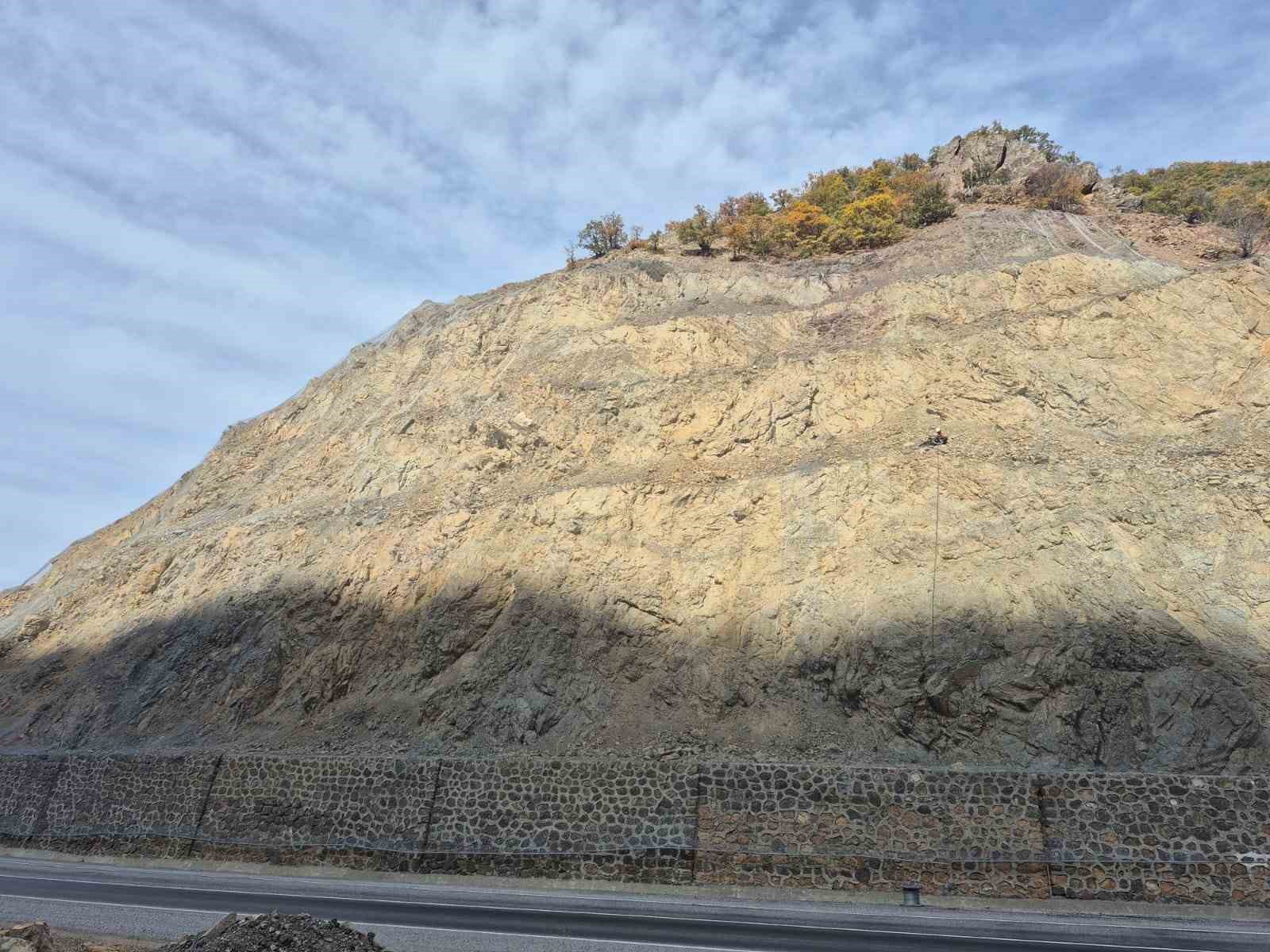 P&uuml;l&uuml;m&uuml;r yolunda taş d&uuml;şmesi karşın g&uuml;venlik &ccedil;alışmaları tamamlandı
