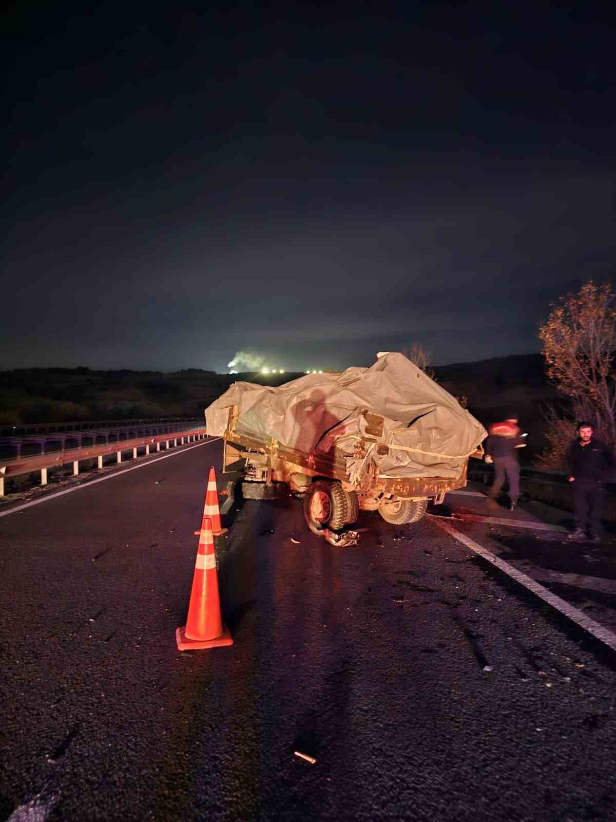 Bolu&rsquo;da trakt&ouml;rle hafif ticari ara&ccedil; &ccedil;arpıştı: 5 yaralı
