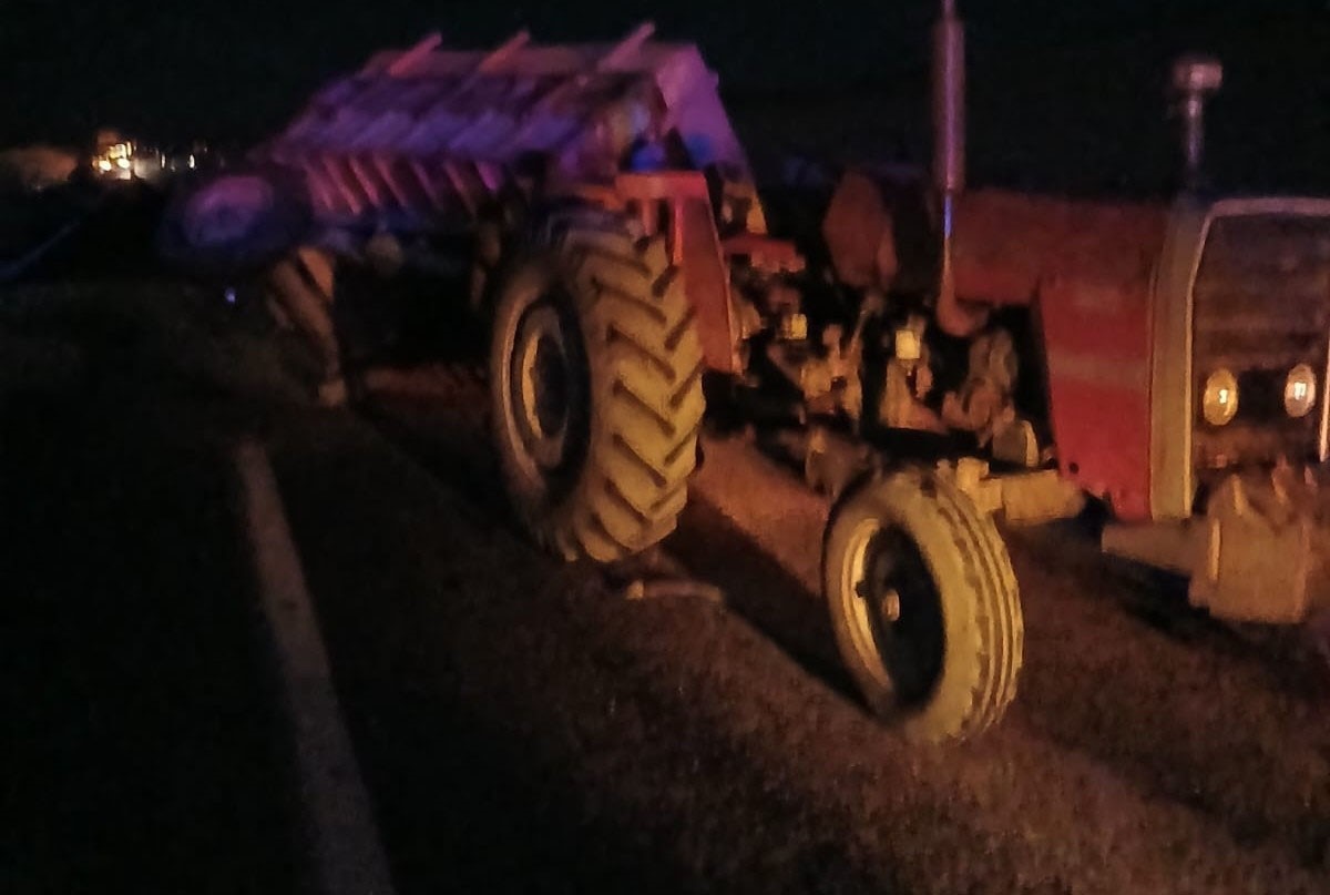 Malatya&rsquo;da otomobil trakt&ouml;re &ccedil;arptı: 1 &ouml;l&uuml;, 4 yaralı
