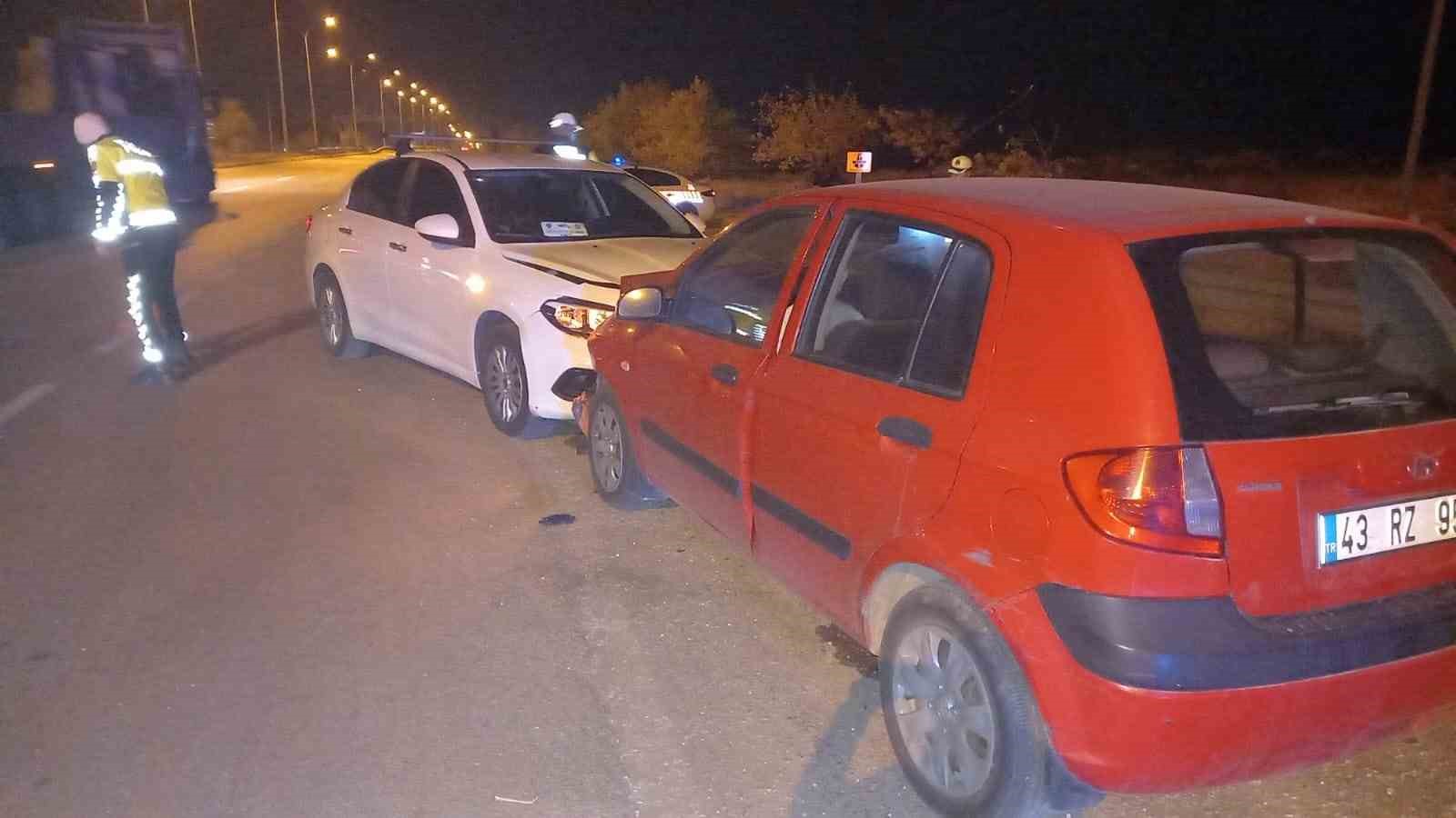 Kotrolden &ccedil;ıkan otomobil radar g&ouml;revi yapan polis aracına &ccedil;arptı, 2 kişi yaralandı
