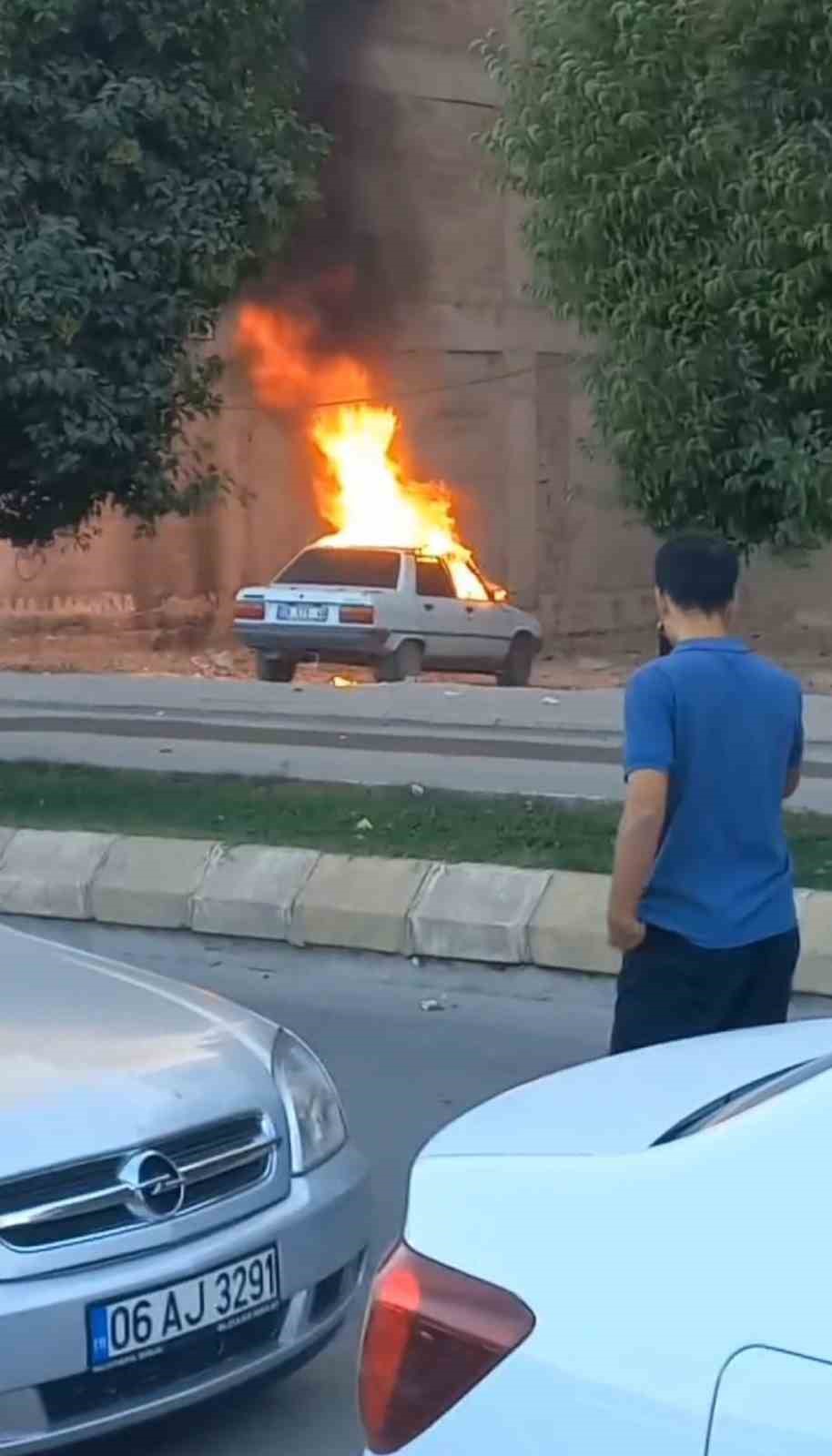 Park halindeki otomobil alev topuna döndü