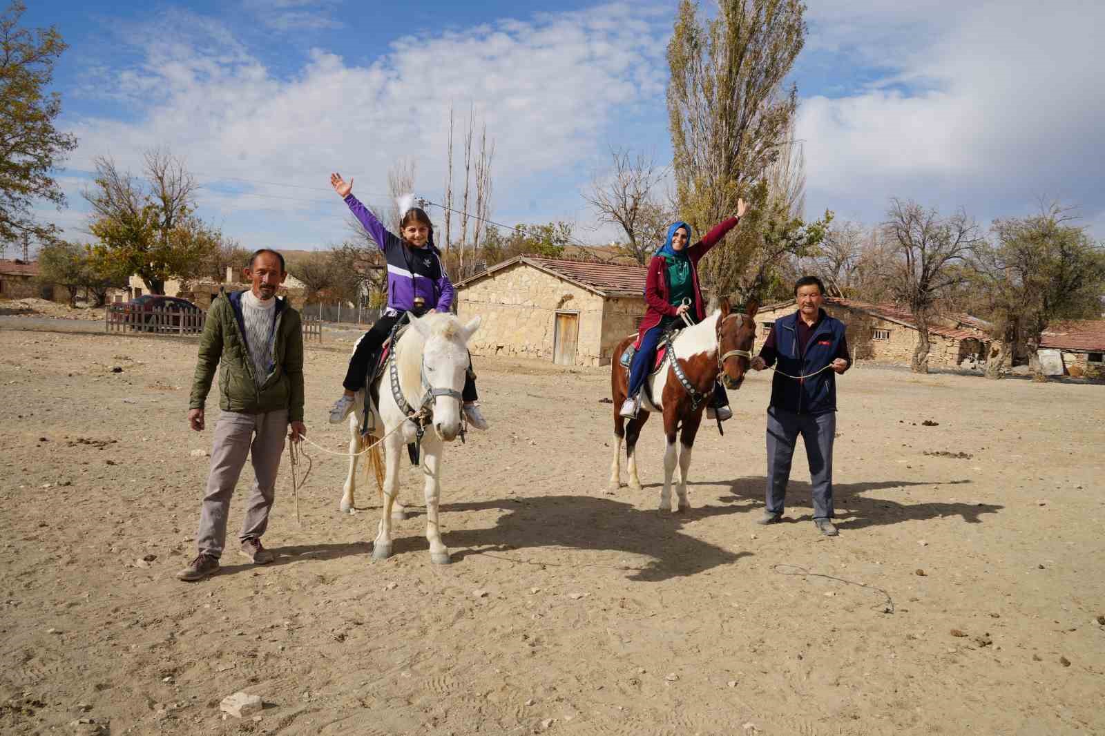 Altay k&ouml;y&uuml;nde "Ailem Okulum" projesiyle Kazak k&uuml;lt&uuml;r&uuml; tanıtıldı
