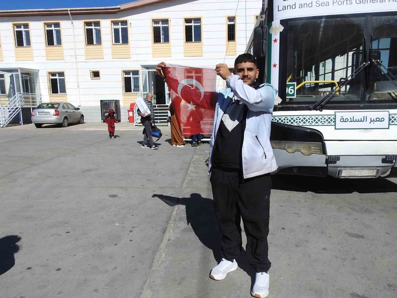 Türkiye’de büyüyen Suriyeli, ülkesine Türk Bayrağını öperek döndü