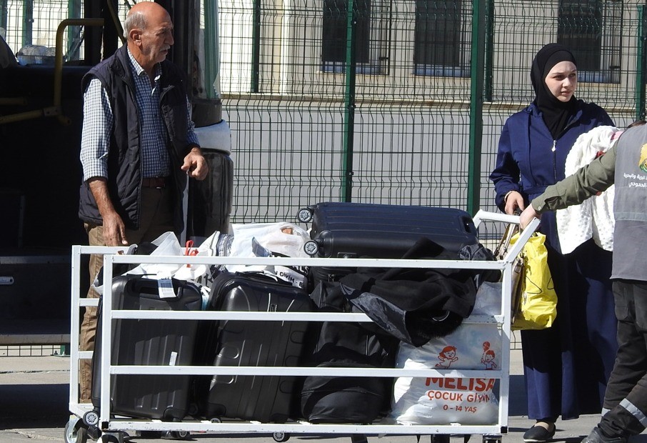 Türkiye’de büyüyen Suriyeli, ülkesine Türk Bayrağını öperek döndü