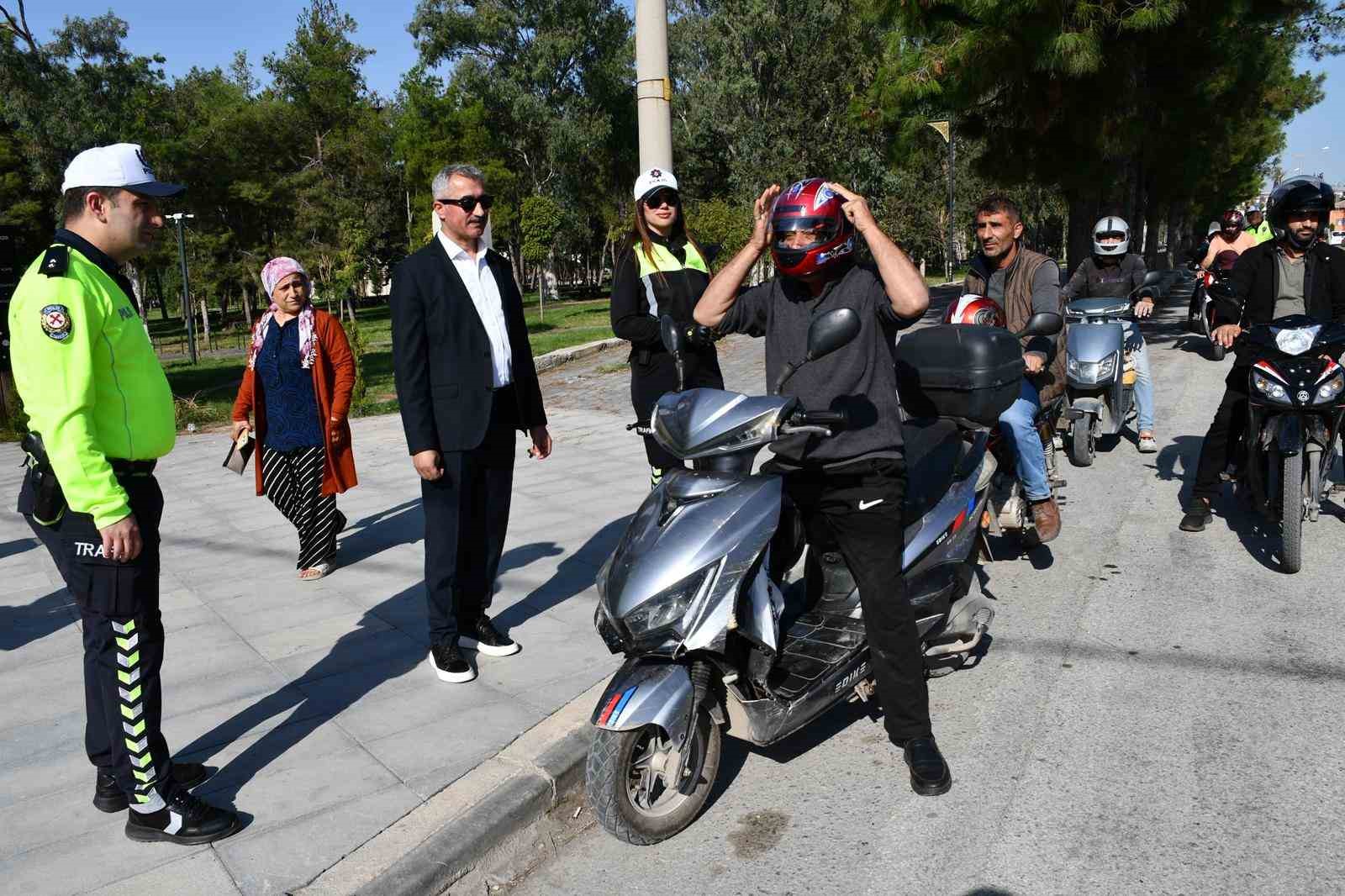 D&ouml;rtyol&rsquo;da polis ekipleri, motosiklet s&uuml;r&uuml;c&uuml;lerine kask dağıttı
