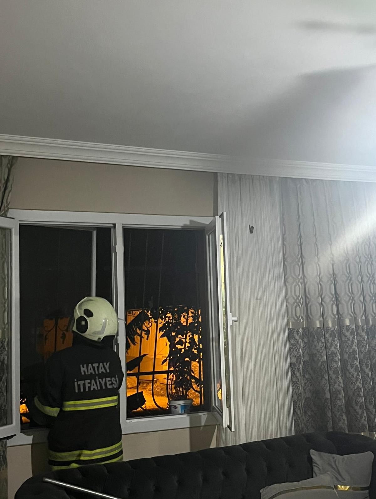 Arsuz&rsquo;da eve giren yarasayı itfaiye yakaladı
