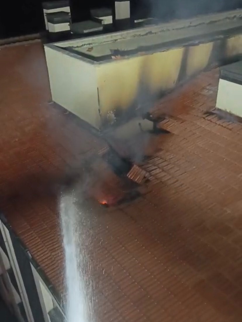 Antakya&rsquo;da binanın &ccedil;atısı alevlere teslim oldu
