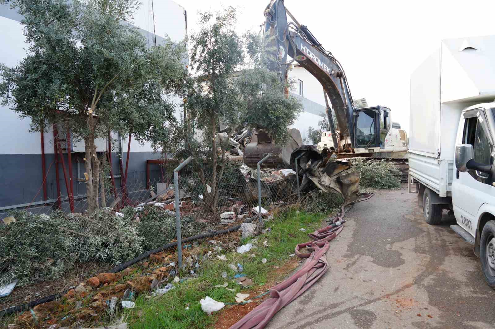 Meyve-sebze paketleme fabrikası yangınındaki hasar g&uuml;n ağarınca ortaya &ccedil;ıktı
