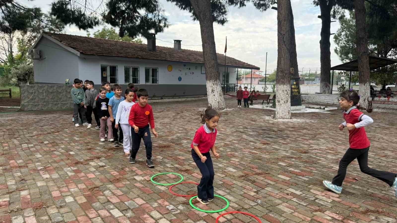 Çocuklar hem eğleniyor, hem sporu seviyor

