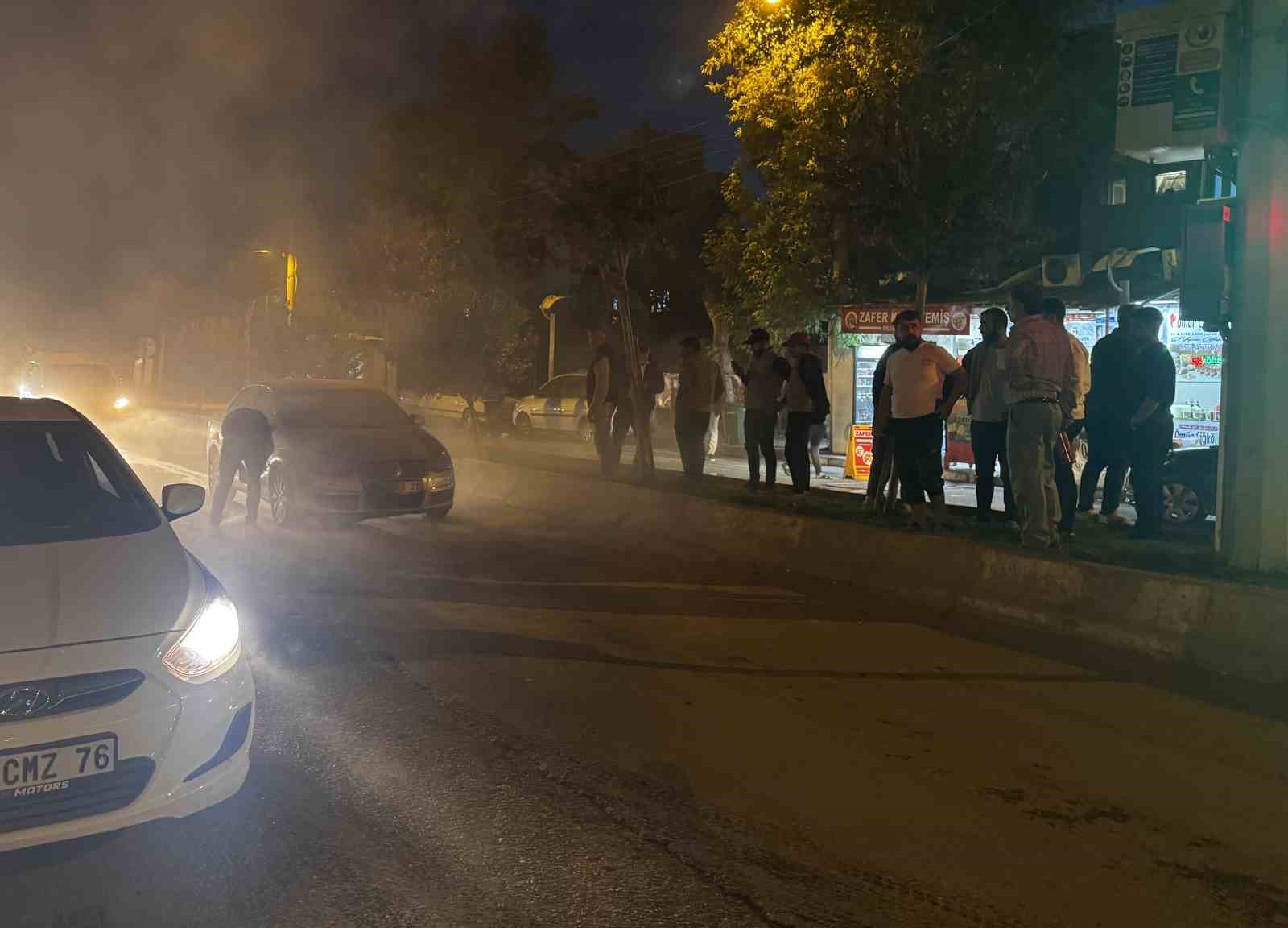 Seyir halindeki otomobil alev aldı