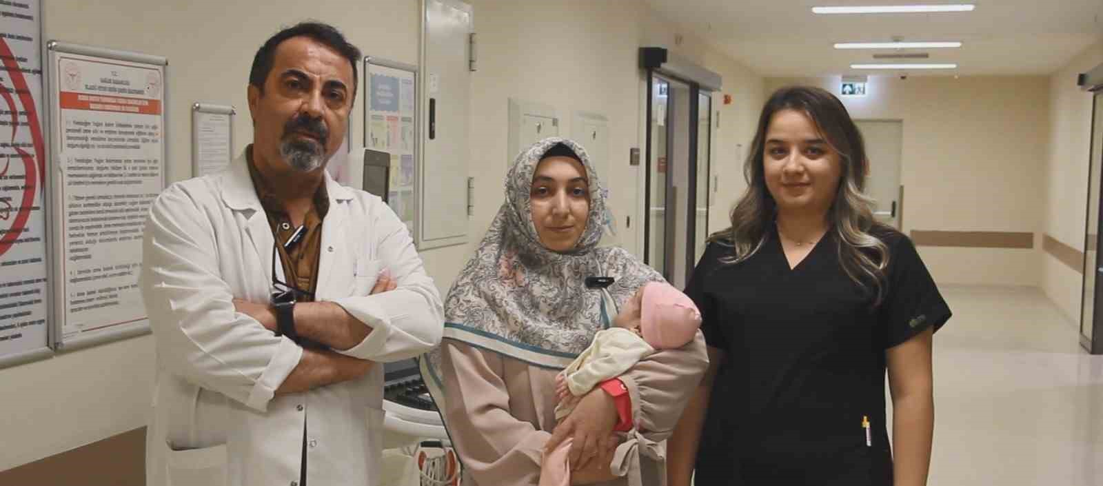 İ&ccedil; organları g&ouml;ğ&uuml;s boşluğuna dolan bebek, başarılı ameliyatla hayata tutundu
