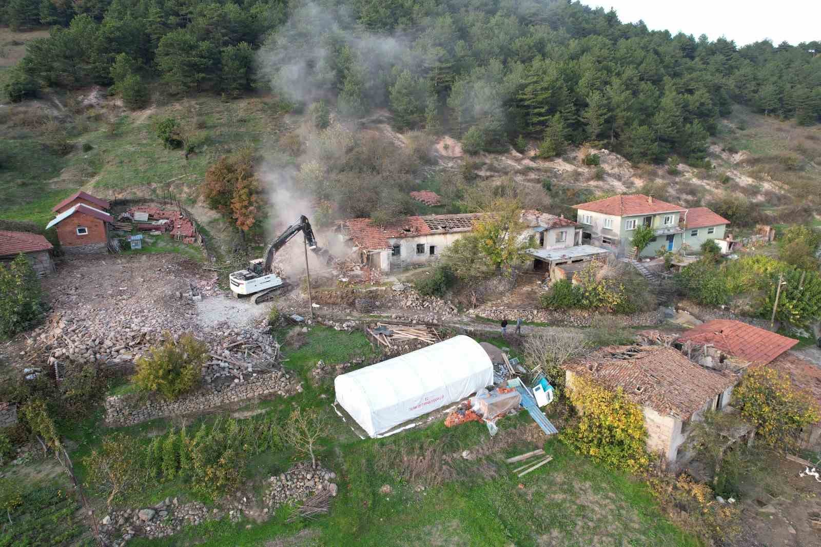 Sındırgı&rsquo;da depremde hasar g&ouml;ren yapıların yıkımı kırsalda s&uuml;r&uuml;yor
