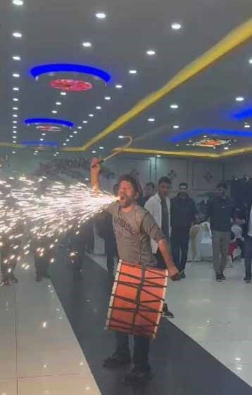 Elazığ’da davulcu, figürleri ile düğünlere renk katıyor