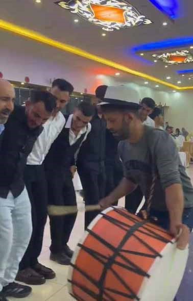 Elazığ&rsquo;da davulcu, fig&uuml;rleri ile d&uuml;ğ&uuml;nlere renk katıyor
