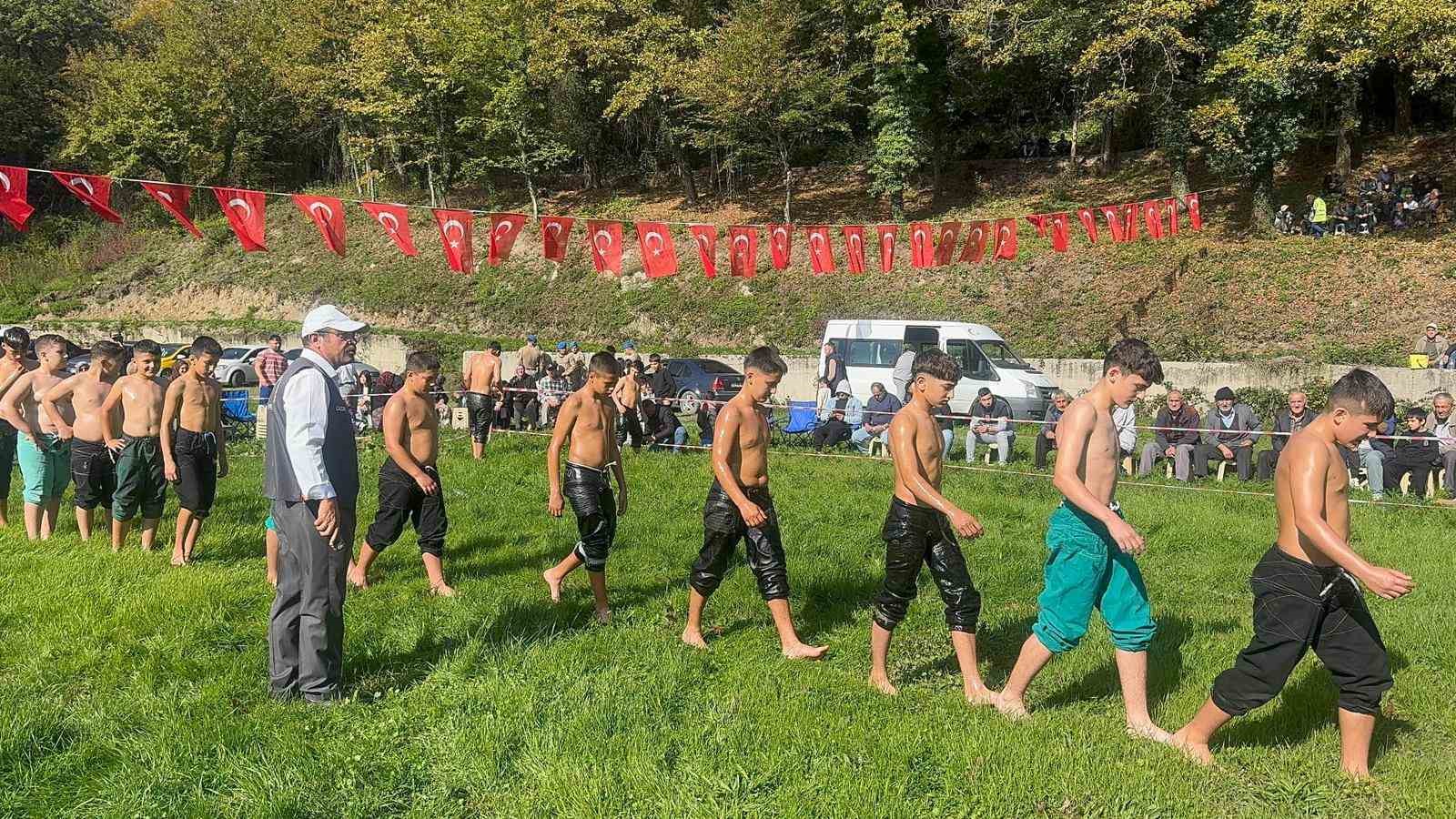 Alioğlu g&uuml;reşlerinde pehlivanlar kıyasıya m&uuml;cadele etti
