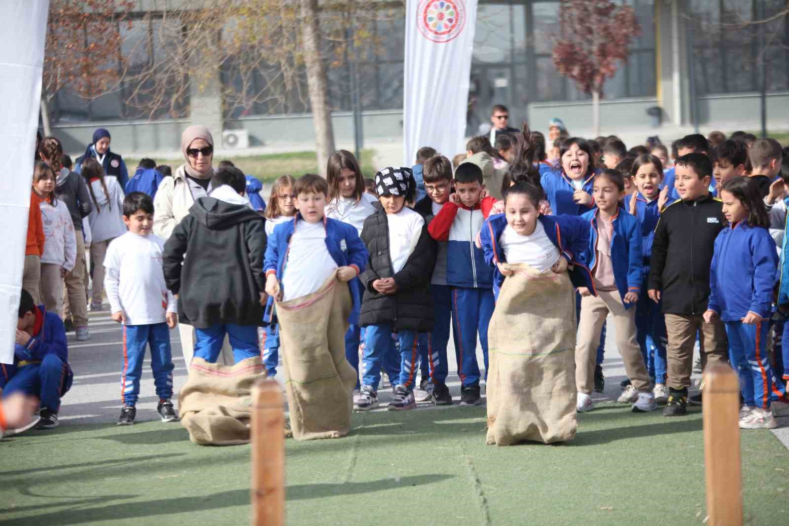 &Ccedil;ocuklar pili bitmeyen oyunlarla eğlendi
