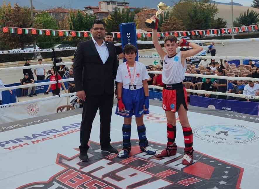 Denizli Kick Boks Galasında sporcular Filistin i&ccedil;in ringe &ccedil;ıktı
