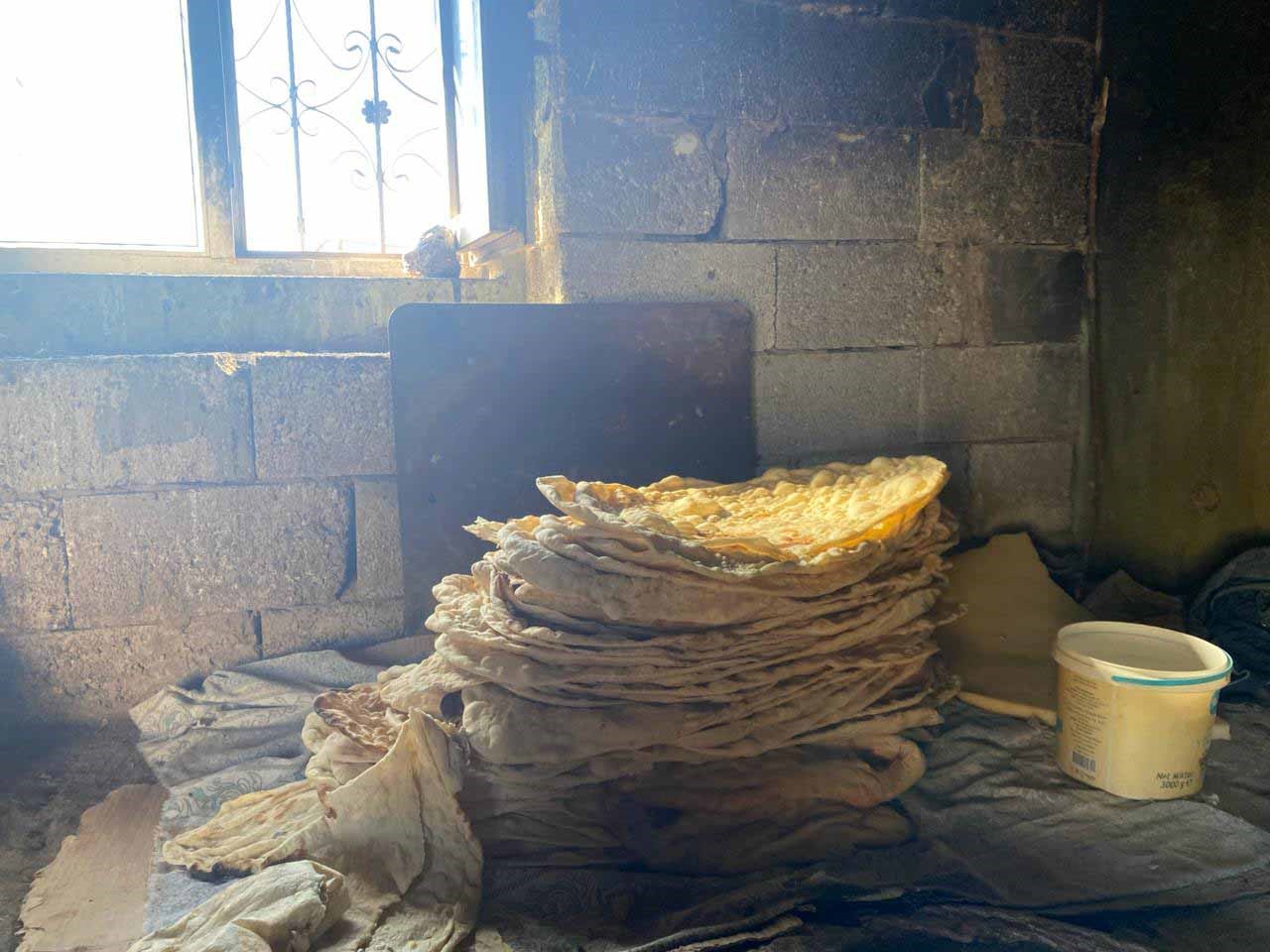 Ağrı’da soğukların başlamasıyla tandırlar kış hazırlıkları için yanmaya başladı
