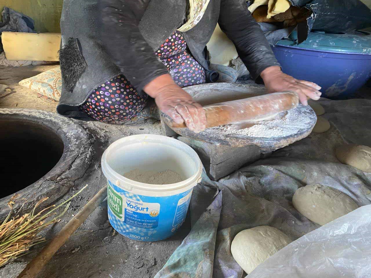 Ağrı&rsquo;da soğukların başlamasıyla tandırlar kış hazırlıkları i&ccedil;in yanmaya başladı

