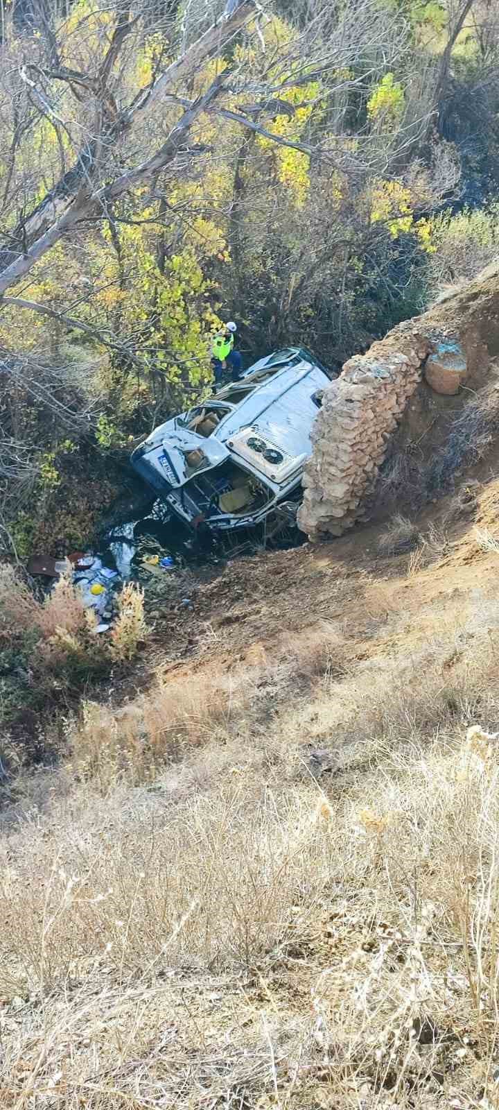 &Ouml;ğrenci servisi u&ccedil;uruma yuvarlandı: 14 yaralı
