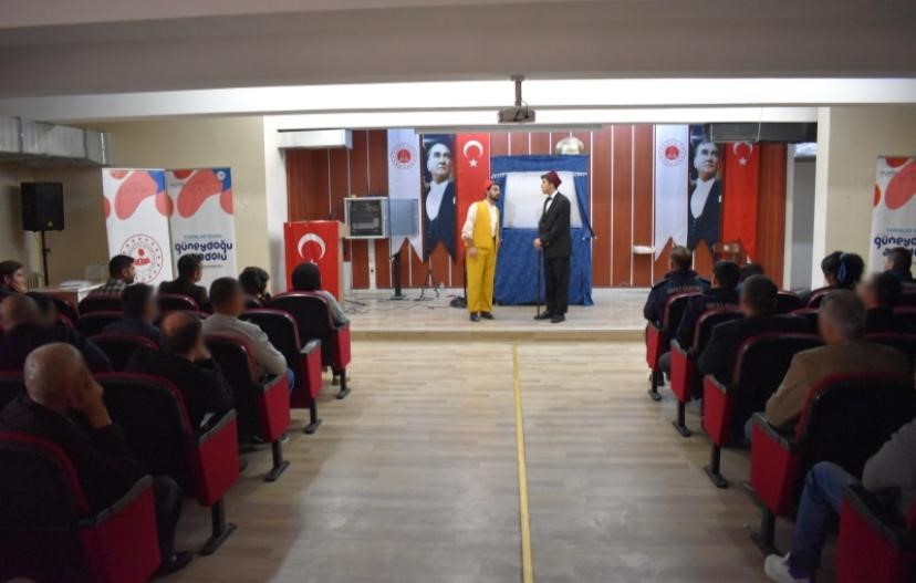 Bir sahne bin gelenek: ceza infaz kurumunda tiyatro r&uuml;zgarı
