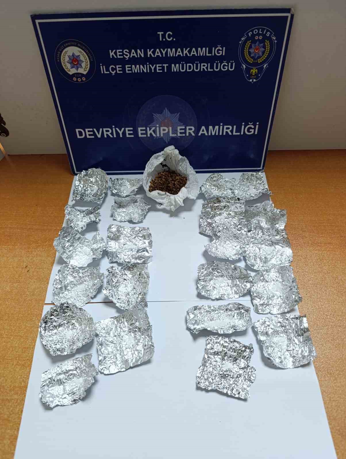 Keşan&rsquo;da polisin durdurduğu 4 ş&uuml;pheliden uyuşturucu ele ge&ccedil;irildi

