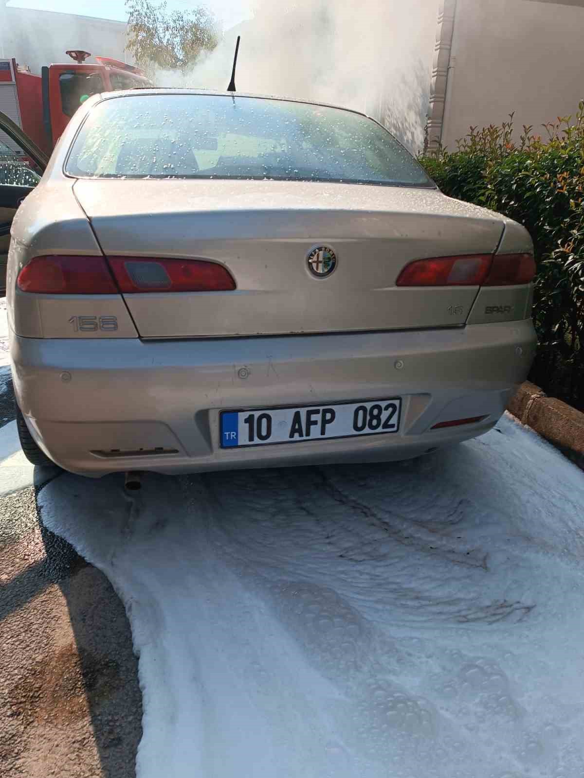 Gönen’de park halindeki araç alev aldı