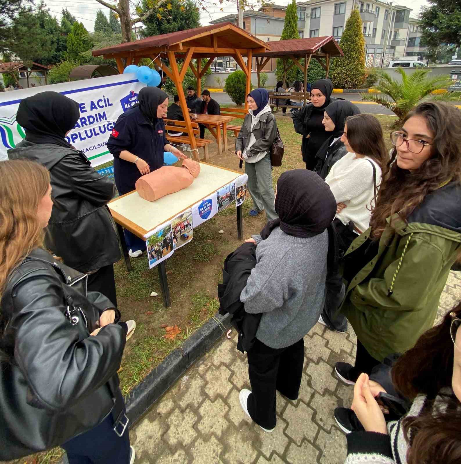 &Ouml;ğrenci toplulukları stantlarda &ccedil;alışmalarını tanıttı
