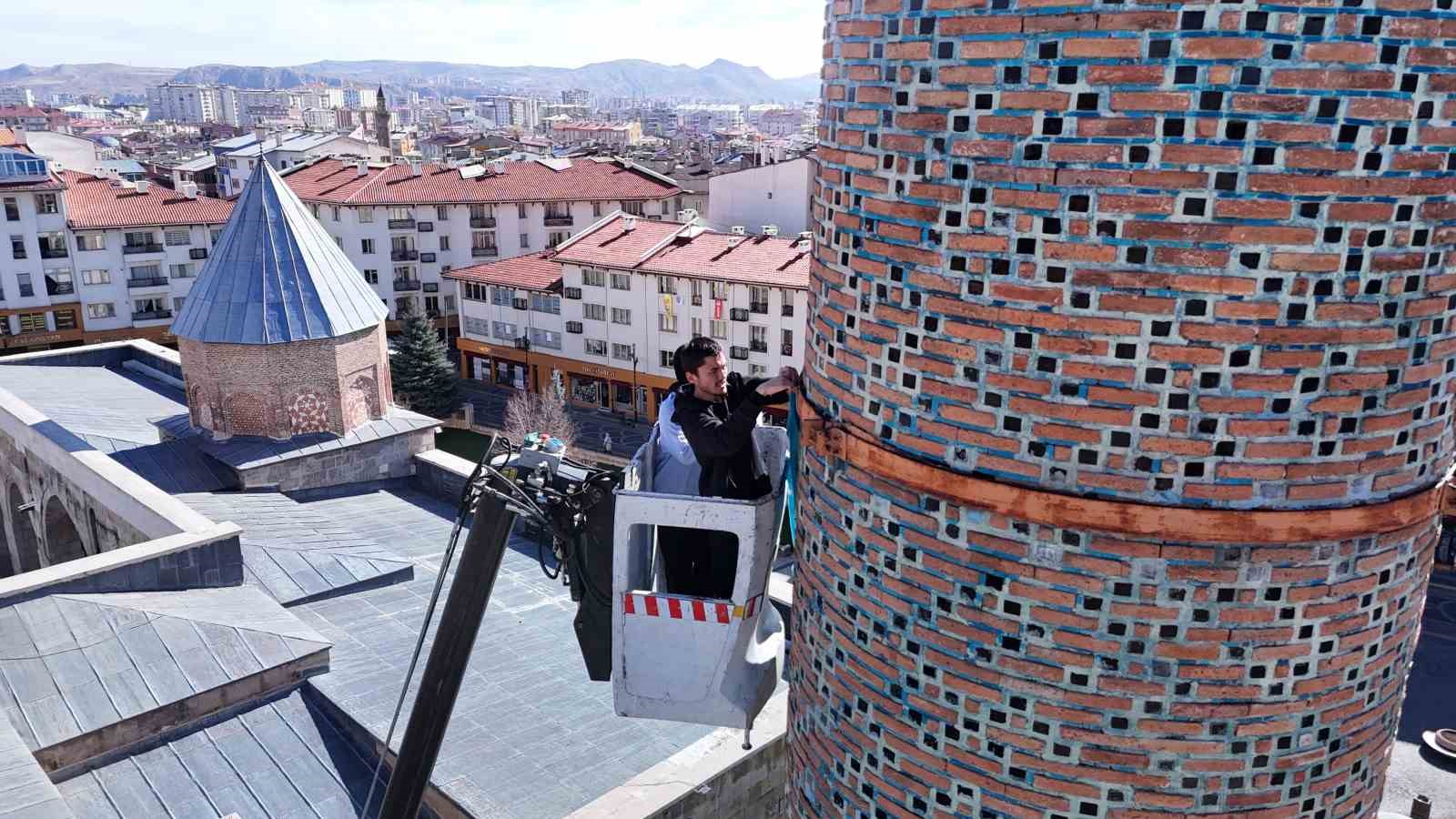 Doğu T&uuml;rkistan&rsquo;daki zulme dikkat &ccedil;ekmek istediler, 8 asırlık medreseye Doğu T&uuml;rkistan bayrağı astılar
