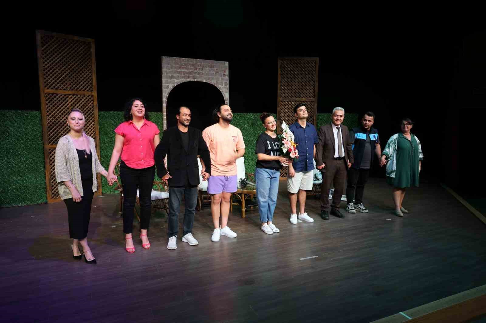 Bodrum Şehir Tiyatrosu&rsquo;nun oyunu ilgi g&ouml;rd&uuml;
