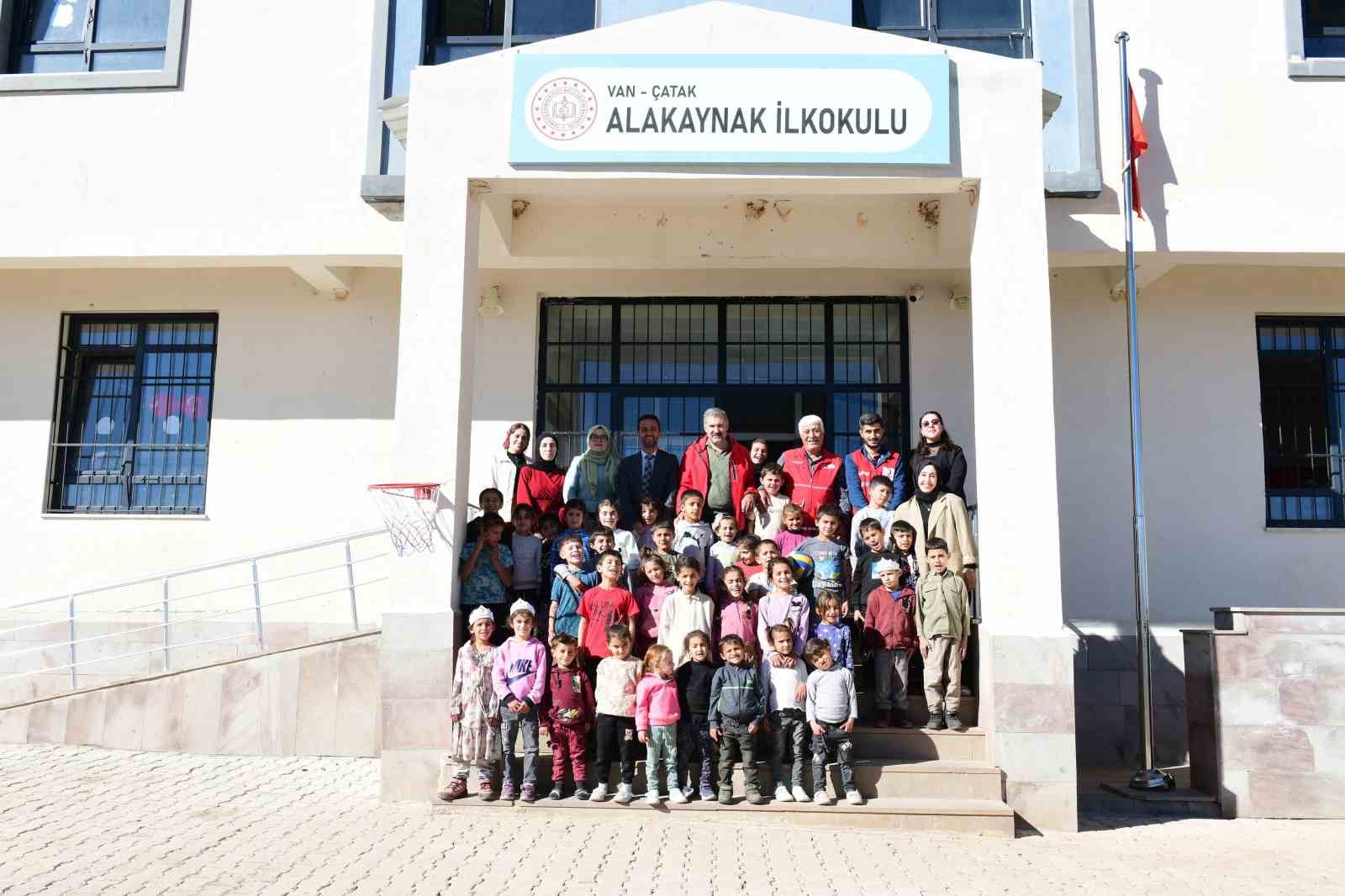 Kızılay&rsquo;dan &Ccedil;atak&rsquo;taki &ouml;ğrencilere anlamlı destek
